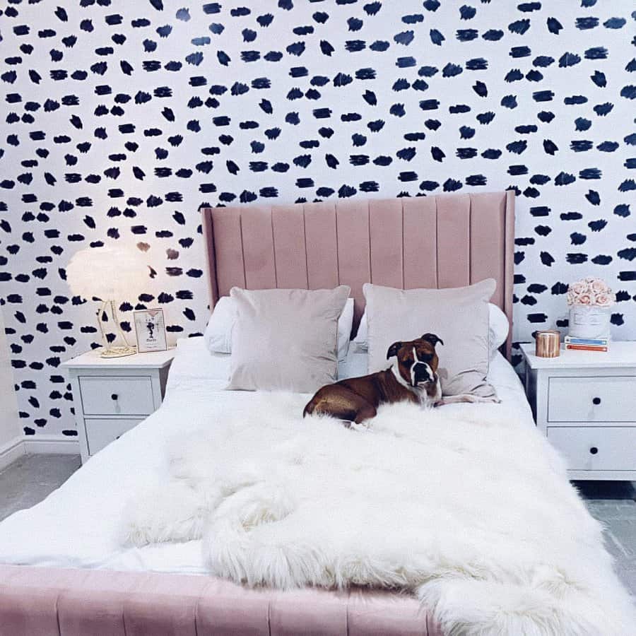 Black and white dotted wallpaper