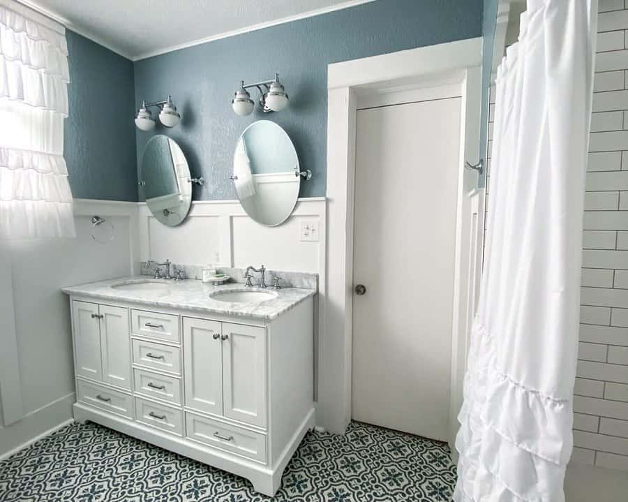 Bathroom with blue patterns