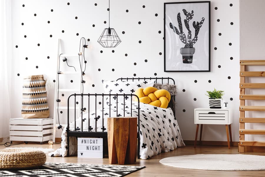 black and white dotted wallpaper