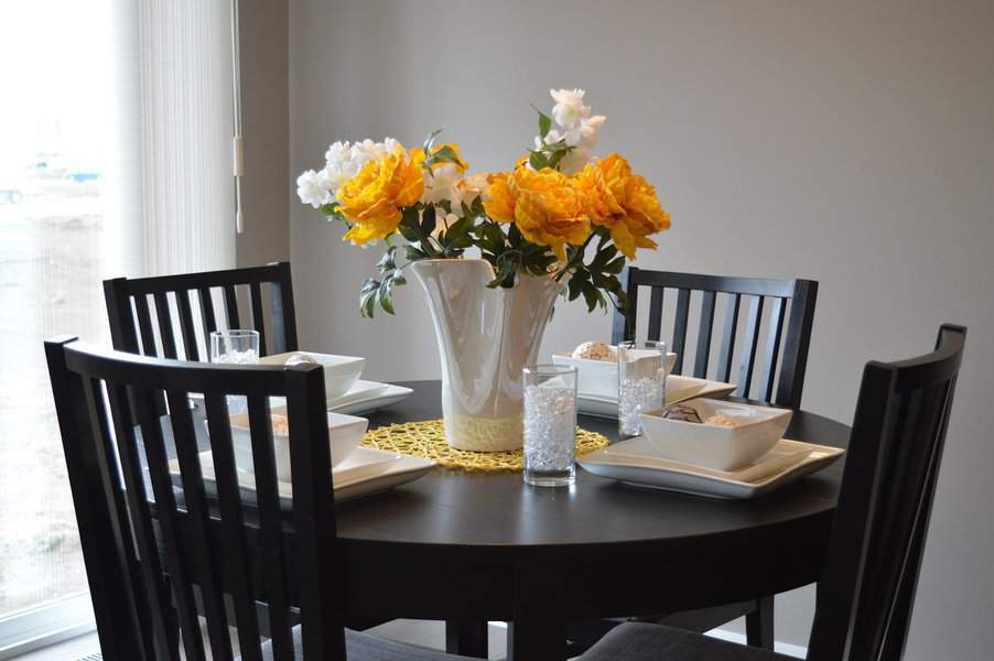 round dining table