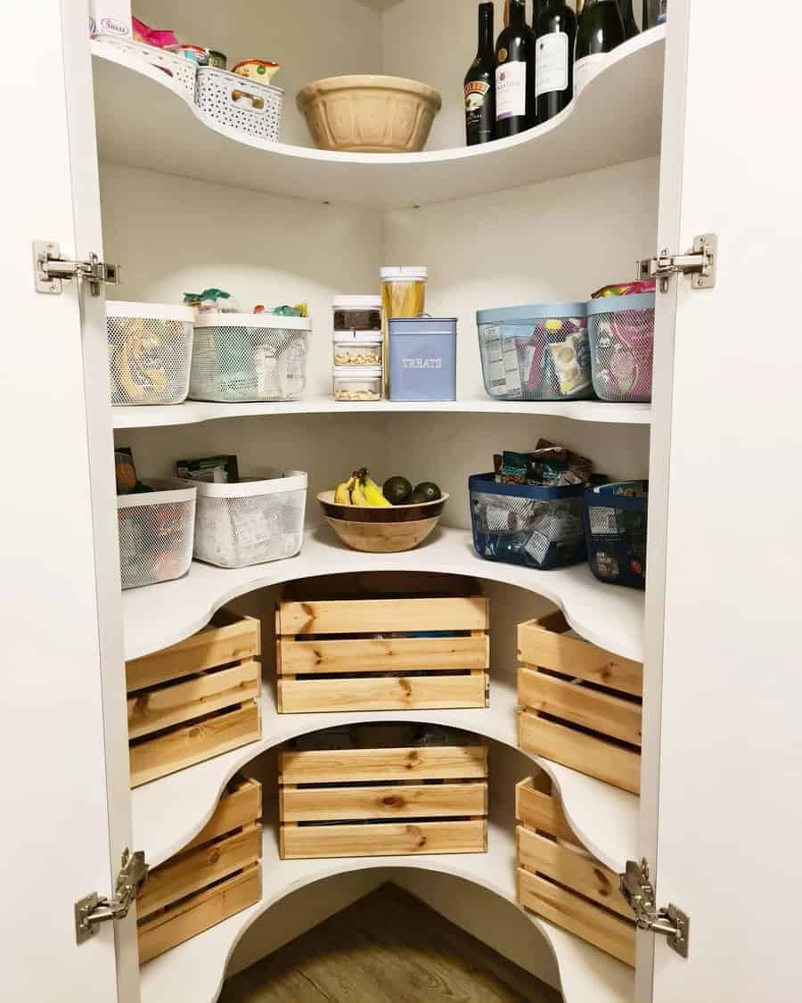 Corner pantry 