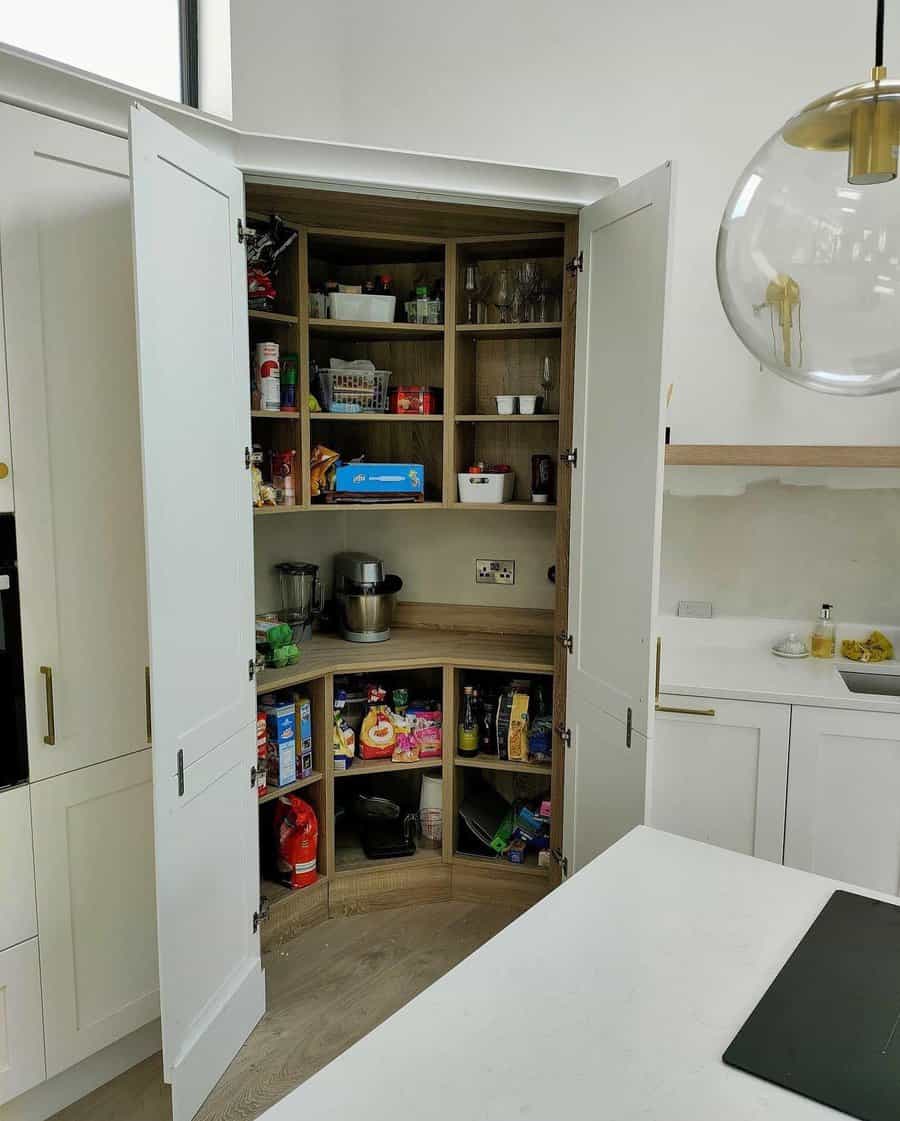 corner pantry 