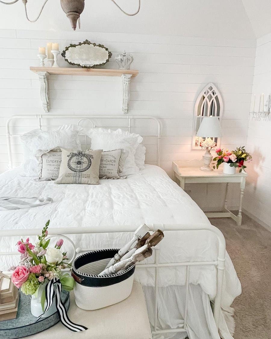 Farmhouse chic bedroom