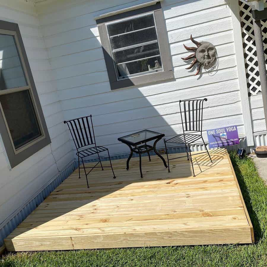 DIY Small Freestanding Wood Pallet Deck