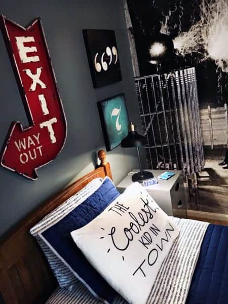 Boys bedroom with wall art 