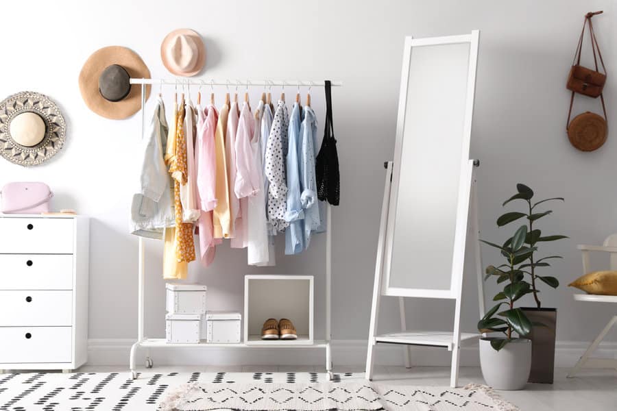 Standalone clothes rack
