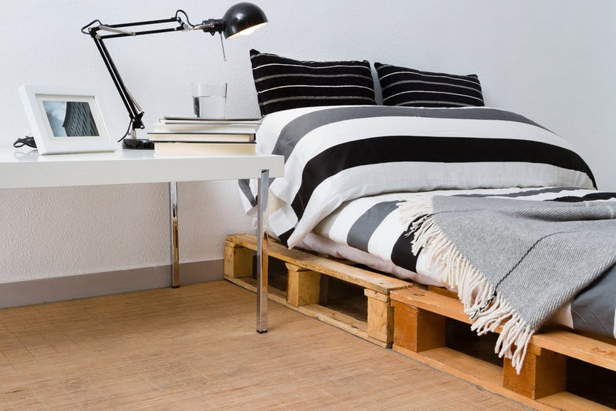 DIY wooden pallet bed