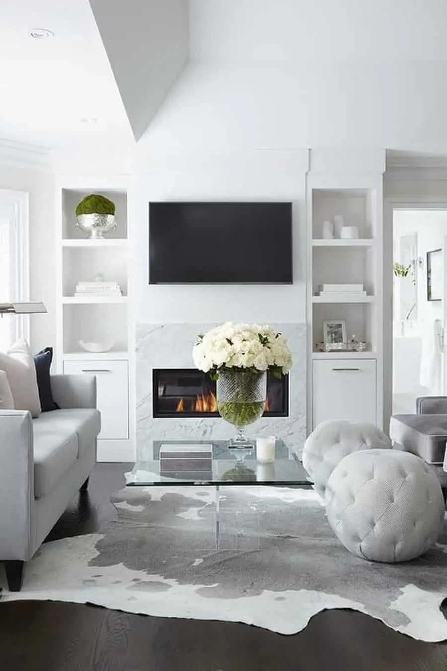 The light gray palette and sleek furnishings in this living room create a clean and open atmosphere, making the space feel larger and more inviting.