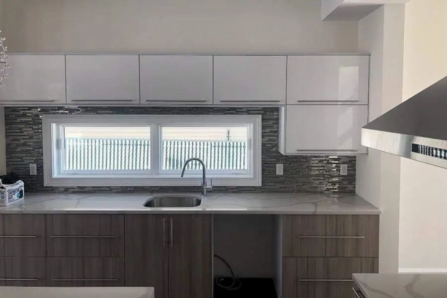 A sleek two-tone kitchen featuring glossy white upper cabinets and textured wood lower cabinets for a contemporary look.