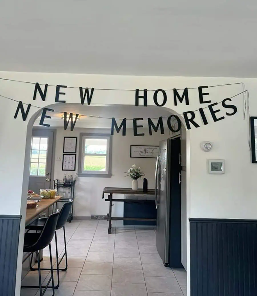 Memorable housewarming party decor with a "New Home New Memories" banner in a cozy setting.